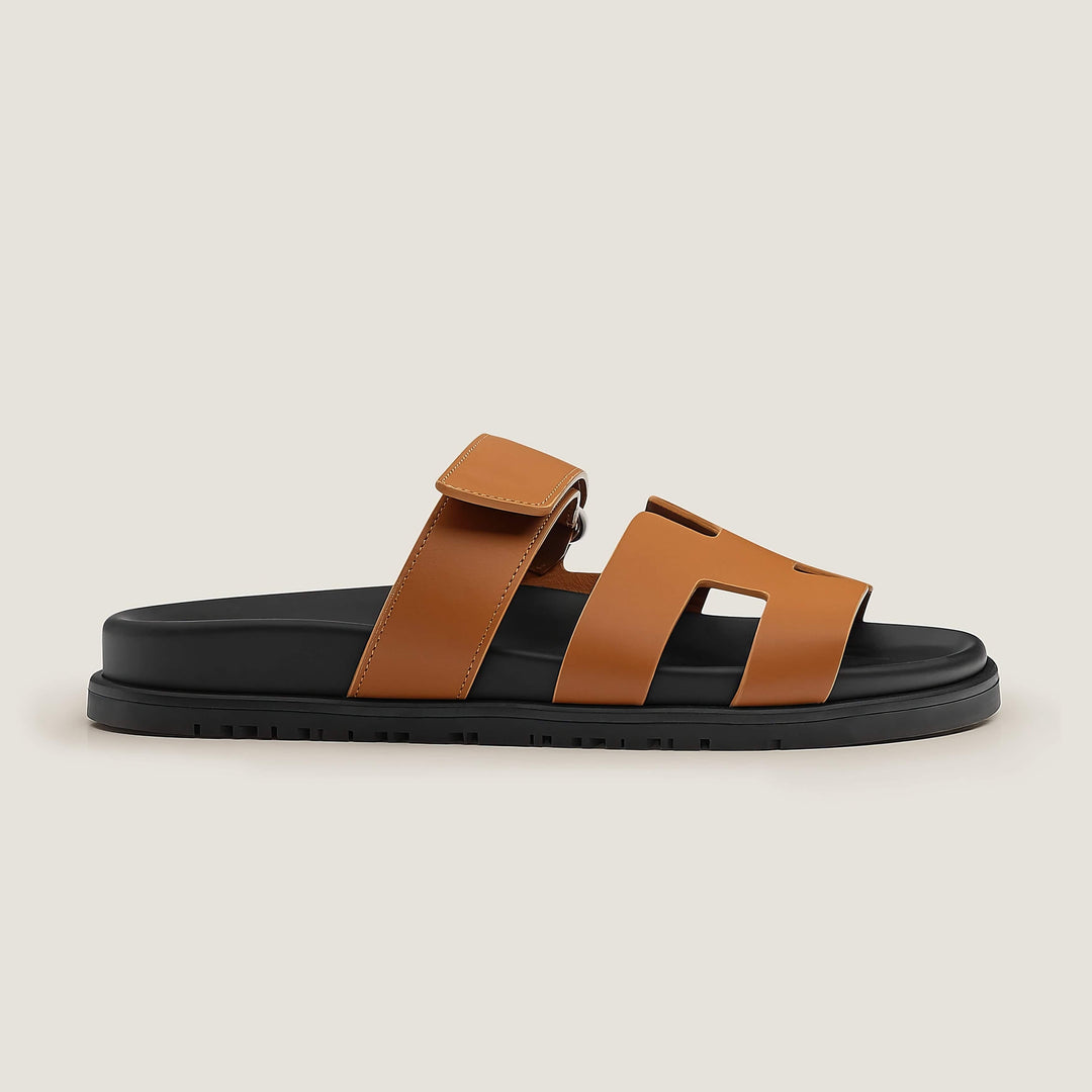 סנדלי סליפ-און שטוחים עם חיתוכים לנשים